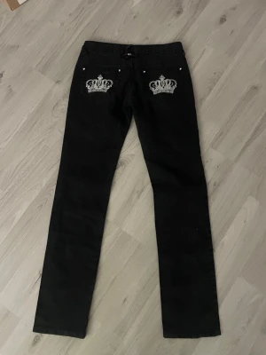 Jeans - Svarta jeans från Kissmiss, passar storlek XXS.