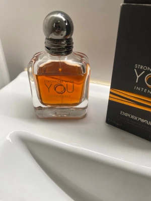 Emporio Armani Stronger With You Intensely - Emporio Armani Stronger With You Intensely är en parfym i en elegant, fyrkantig glasflaska med rundade kanter och en silverfärgad metallkork. Doften har en varm bärnstensfärgad vätska och flaskan har tydlig logotyp och text i svart. Perfekt för dig som gillar exklusiva dofter. Jag köpte den på Zalando . 45ml kvar 