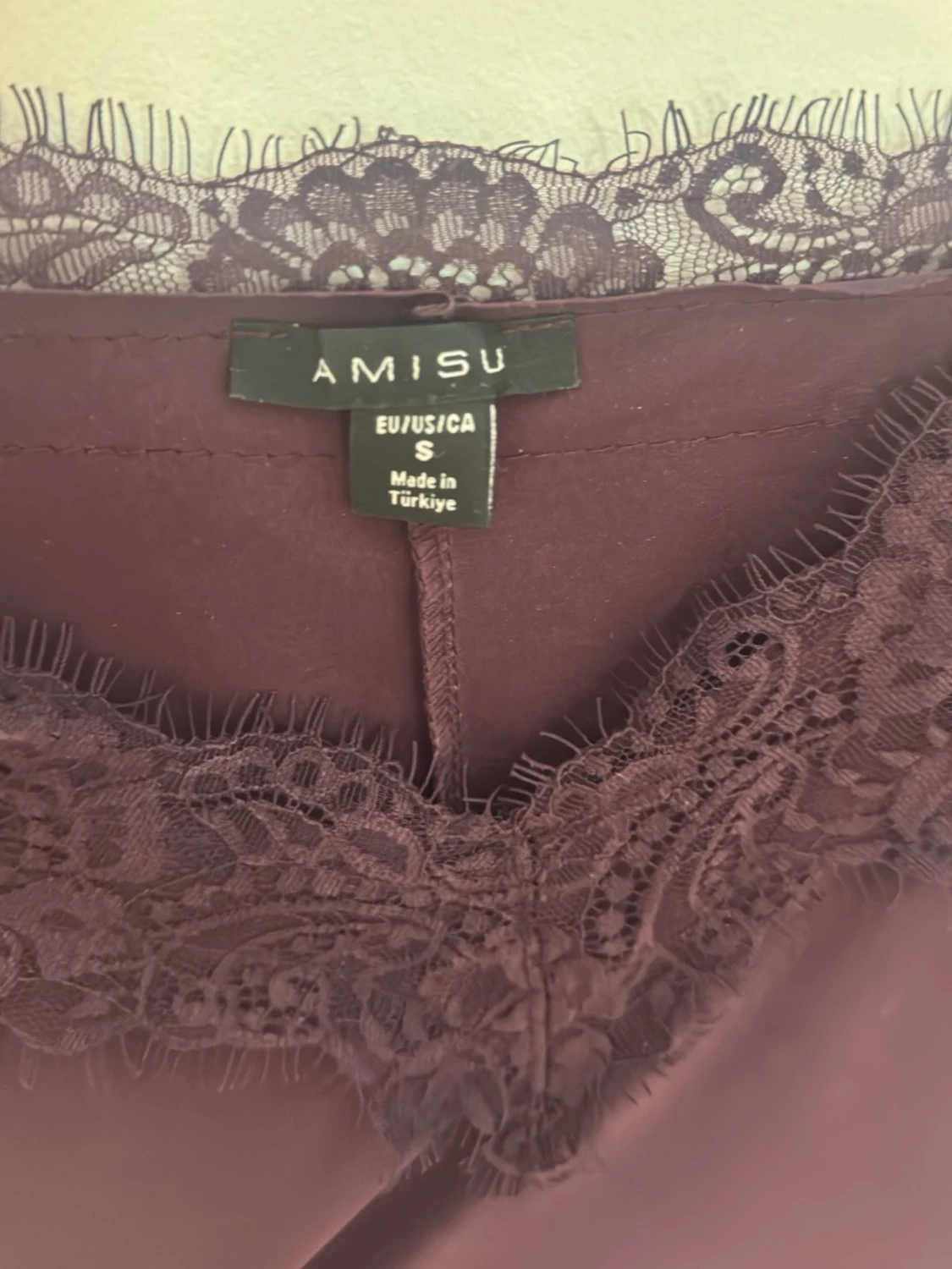 Vinröd linnetopp med spets från Amisu - 2