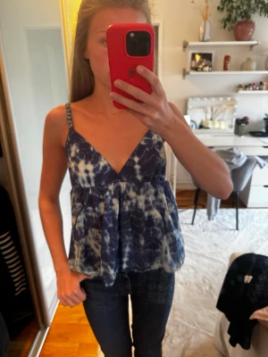 Blå batikmönstrad linnetopp - As cool tie die topp från Zara😇