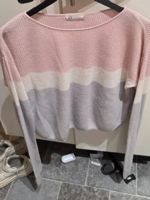 Pastellrandig stickad tröja H&M (Stl 170) XS/S  - Säljer en jättesöt stickad tröja från H&M i storlek 170. Den har härliga ränder i pastellfärger (rosa, vitt och ljusgrått) som ger en mjuk och fräsch look. Materialet är 100% akryl vilket gör den mjuk och skön utan att stickas.  ⭐️Produktinfo: Märke: H&M  Storlek: 170 (passar även xs/s) Material: 100% Akryl  Färger: Rosa, vitt, grå Skick: Bra skick.