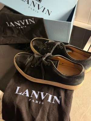 Svarta Lanvins - Säljer mina lanvins då de bara ligger i garderoben och dammar. Går att tvätta av skon o för o snygga till de men orkar inte göra det själv. Skrapat lite på vänster tå men syns ej så mycket när man använder de. Storlek 42 men passar 43. Låda, påsar och extra snören finns.