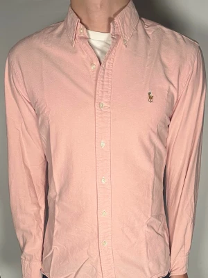 Ralph Lauren skjorta - Säljer en riktigt snygg och trendig Ralph Lauren skjorta i fint skick, storlek M, vid frågor är det bara att skriva //Gramenti