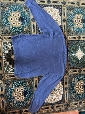Blå tröja från Eddie Bauer - Säljer en enkel blå tröja från Eddie Bauer i 100% bomull. Tröjan har rund halsringning, långa ärmar och ribbade muddar vid ärmslut och nederkant. Perfekt för dig som gillar klassisk och stilren design.