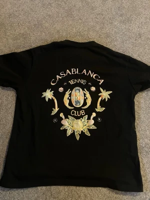 Svart Casablanca t-shirt - Säljer en schysst svart Casablanca T-shirt i storlek M, men passar även S. Hör av er vid frågor! 