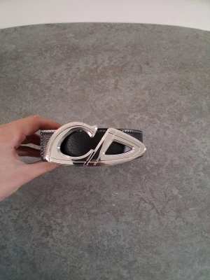 CD Bälte - Helt nytt svart och silver spänn CD bälte jätte snyggt och bekvämt vill ni ha bättre bilder skriv till mig.