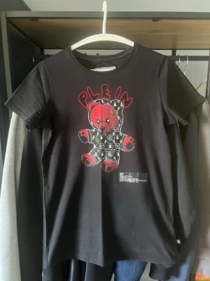 Philipp Plein t-shirt - Säljer en Philipp Plein t-shirt i mycket fint skick, några pärlor har trillat av. Prislappen finns kvar. Vid frågor/bilder är det bara att höra av sig. Pris kan diskuteras!