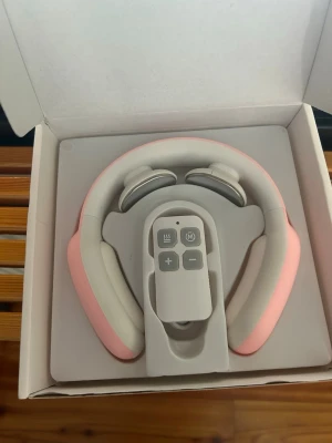 Rosa elektrisk nackmassage - Elektrisk nackmassage i rosa och vitt med fjärrkontroll. Laddas via USB och har tre massageprogram samt 15 intensitetsnivåer. Ergonomisk design i plast och metall, perfekt för att slappna av i nacken efter en lång dag. Kommer i originalförpackning.