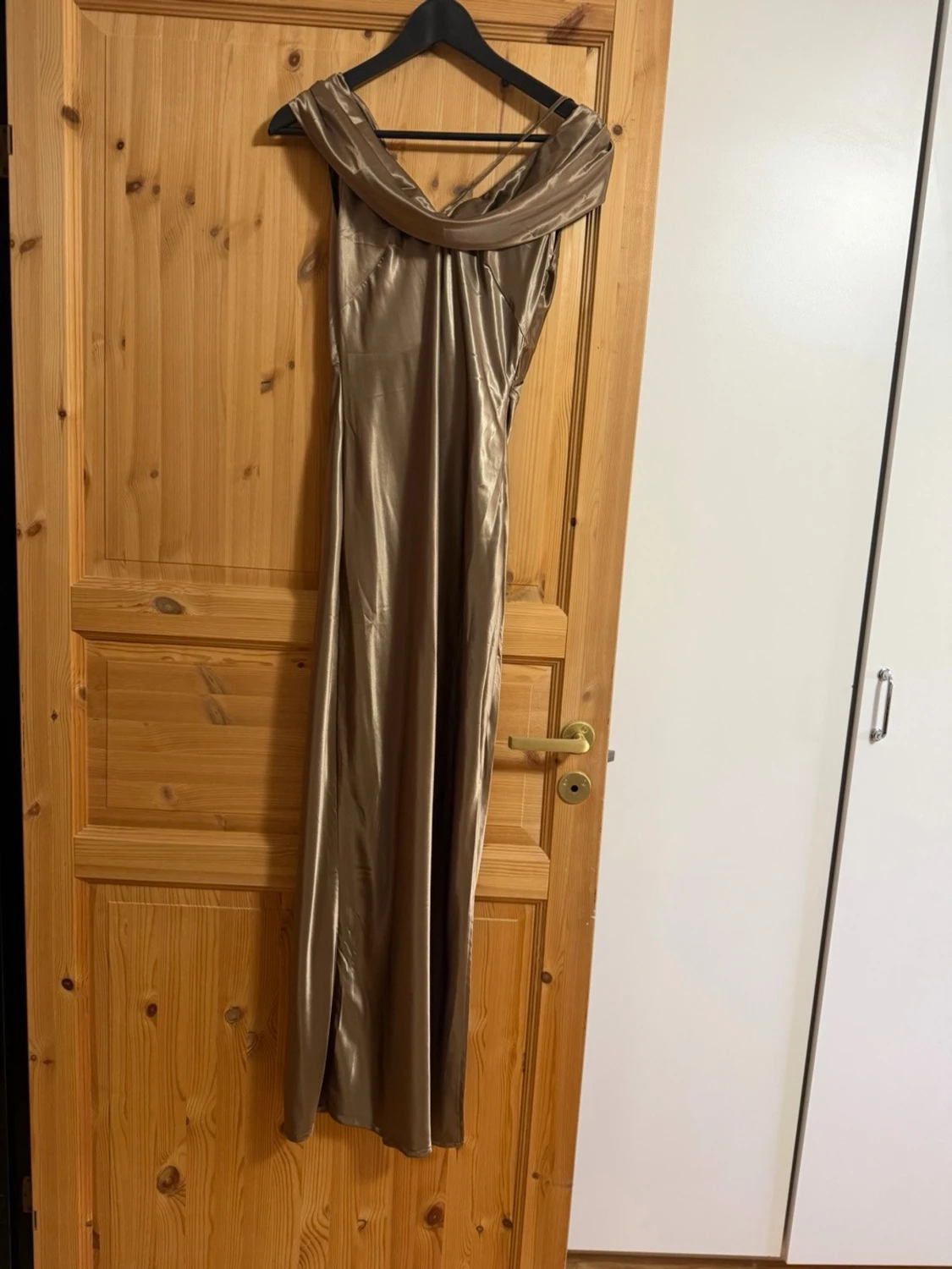 Champagnefärgad långklänning omlott - 1