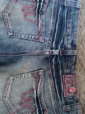 Whimsy söta shorts med detaljer - Jätte söta shorts med rosa detaljer och rosa stitchning. midjemått rakt över 38,5💕säljer då de e för stora på mig!