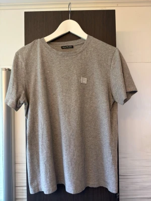 Acne Studios T-Shirt - Acne Studios T-Shirt, bra skick, storlek small