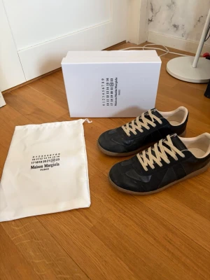 Maison Margiela Skor - Säljer nu dessa feta Gats i mycket fint skick, nästan aldrig använt dem. Påse, org box ingår. Storlek 45. Passar även 44 Kom med frågor och bud!