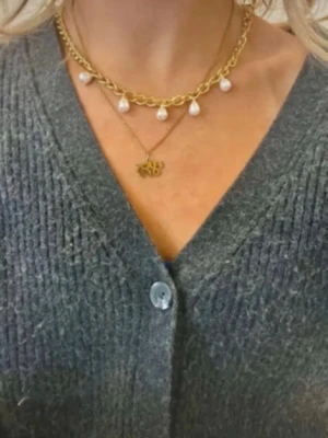 Pärlhalsband  - Pärlhalsband i guld rostfritt och justerbart ❤️
