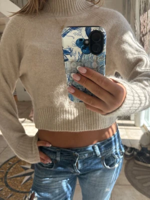 beige stickad från &other stories - superfin beige stickad med polokrage, storlek s💓