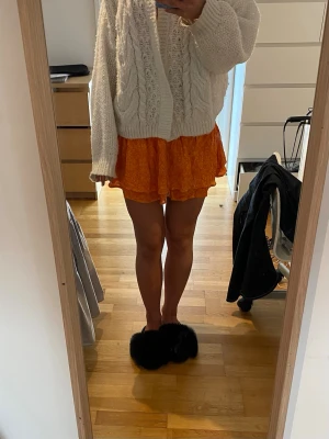 Orange kjol  - Säljer en orange volang kjol, med rosa detaljer på ifrån vero Moda i storlek S. Använd 1-2 gånger💕