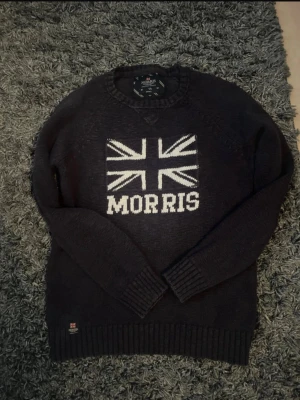 Morris tröja  - Stickad marinblå tröja från Morris, bra skick! Endast lite solblekt men syns knappt. Annars inga märken, skador eller defekter. Storlek S, inga konstigheter. Hör av er vid intresse! Priset är inte hugget i sten.