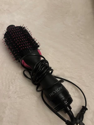 Revlon svart och rosa varmluftsborste - Säljer en svart och rosa varmluftsborste från Revlon. 