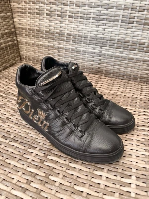 Philipp Plein sneaker - High-mid sneakers från philipp plein, mycket bra skick, för mer info dma. Kom gärna med bud!