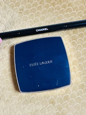 Ögonskuggspalett från Estée Lauder - Snygg ögonskuggspalett från Estée Lauder med fyra nyanser: ljus beige, skimrande lila, mjuk rosa och djup vinröd. Kommer i en elegant fyrkantig ask med spegel och två applikatorer. Perfekt för att skapa olika ögonlooks.båda är äkta köpte från flygplatsen 