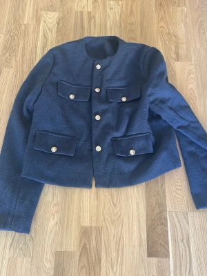 Mörkblå kavaj med guldknappar - Stilren mörkblå kavaj, funkar till de mesta💕