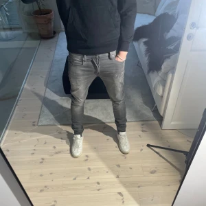 G-star jeans - Säljer ett par tvär feta g-star jeans i storlek 30/32 | mycket bra skick, knappt använda | nypris runt 1700 | sjukt snygga slitningar och shade | kom privat för fler frågor!