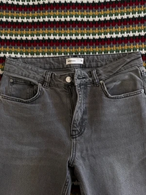 Gråa Bootcut Jeans från Gina - Säljer ett par gråa basic bootcut jeans från Gina Tricot i storlek 36🙌 Dessa är knappt använda och i super bra skick. Säljer eftersom dem är för långa för mig.  Svarar gärna på frågor!💗