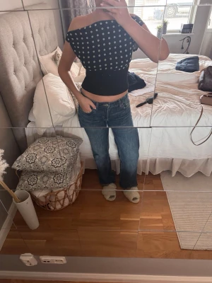 Blå bootcut jeans med normal midja - Säljer ett par klassiska blå bootcut jeans med normal midja och femficksmodell. Jeansen har en lätt tvättad look och raka ben som blir lite vidare nedtill. Perfekta till en avslappnad stil och passar till det mesta i garderoben. ”Jeans trf låg midja” på hemsidan