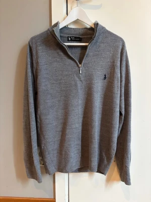 Polo Ralph Lauren Quarter Zip - En grå Polo Ralph Lauren Quarter Zip. Storlek L. Lite nopprig annars bra skick! Säljer billigt då jag vill bli av med den snabbt! Skickar snabbt ✅
