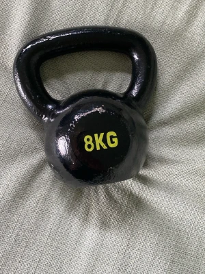 Svart kettlebell 8 kg - Säljer en svart kettlebell på 8 kg, perfekt för styrketräning och funktionell träning. Tillverkad i slitstarkt gjutjärn med ett bekvämt handtag för bra grepp. Passar både nybörjare och mer erfarna träningsentusiaster.