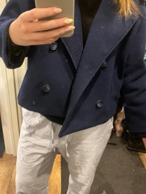 Marinblå Stradivarius - Superfin kappa från stradivarius i marinblått!! Skriv om ni har frågor och kan sänka pris vid snabb affär.💞