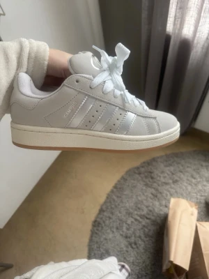 Adidas Campus  - Väldigt fina skor i fint skick. Använt en gång och insåg då att de inte passade, skosnörena är bytt men de andra följer med. Låda finns