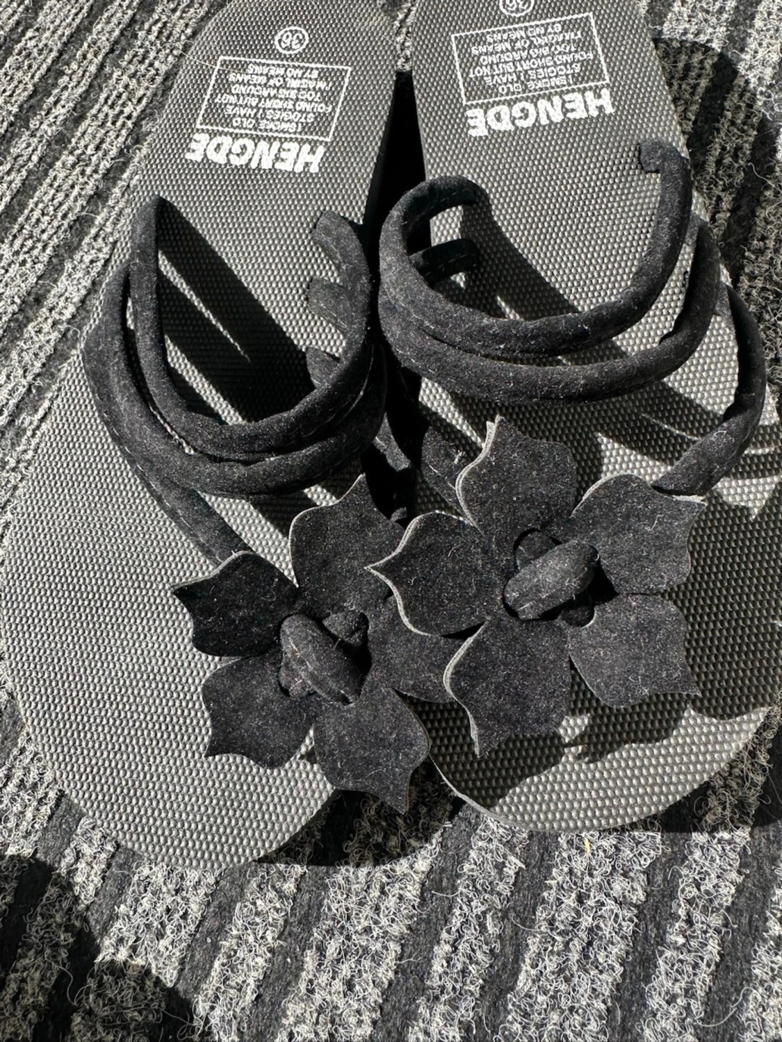 Svarta sandaler med blommor  - 2