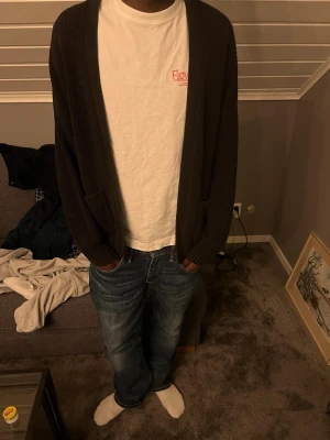 Mörk svart/brun cardigan  - Snygg cardigan utan knappar | Storlek: S | Längd på han som bär cardiganen: 178cm | Hör av er för frågor😁