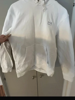 Hov1-hoodie - Säljer Hov1-merch från 2019. Vit hoodie med blått och svart tryck. Jag är 180 cm, så den är förmodligen mer oversized på någon kortare!!