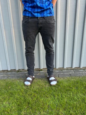 Replay Jeans Anbass  - Säljer Replay Anbass jeans i mycket fint skick. Populär modell med modern passform, stretchigt material och skön komfort för vardagsbruk. Klassisk design som passar till det mesta. Väl omhändertagna och redo för ny ägare.  ✔ Modell: Replay Anbass ✔ Bra skick ✔ Bekväm passform med stretch ✔ Äkta Replay