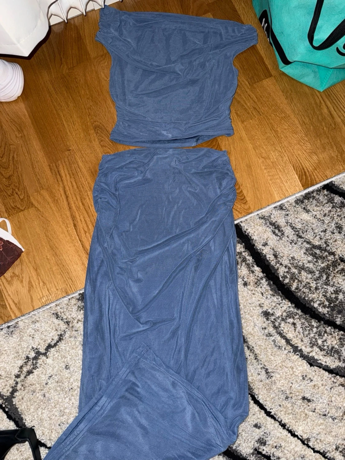 Matchande set med rop och lång kjol - 1