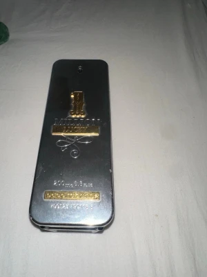 Paco Rabanne 1 Million Lucky parfym - Säljer en Paco Rabanne 1 Million Lucky parfym i en snygg silverfärgad flaska med guldiga detaljer. Flaskan har en rektangulär form och rymmer 200 ml. Perfekt för dig som gillar exklusiva och moderna dofter. Runt 65% kvar i flaskan