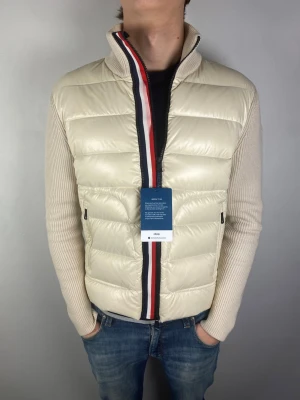 Moncler cardigan - Size S | Skick 9/10 | Modellen är 184, 74 kg | Hör av dig vid frågor! Autentisk verifierad!
