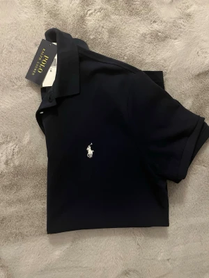 Polo Ralph lauren piké - Marinblå ralph lauren piké i mycket fint skick i storlek L, inga defekter. Nypris 1500kr mitt pris endast 549kr. Hör av er vid frågor. Mvh Trend closet😊🙌