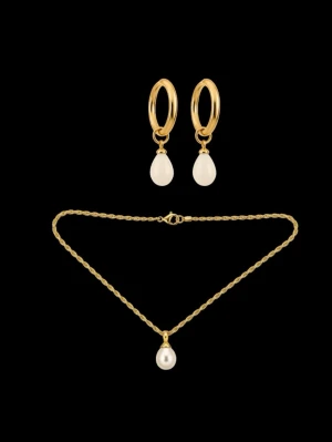 Smyckeskit  - Laika💕😍🥰 egengjorda smycken i rostfritt stål, detta Smyckeskit innehåller matchande halsband och örhängen i silver värde 248 kr för endast 99 kr 