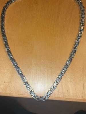 Silverdoppad kedja - Säljer ett stilrent och robust halsband som är silverdoppat med box chain-länkar. Halsbandet har en modern och chunky design som ger en cool och trendig look. Perfekt för dig som gillar accessoarer som sticker ut och kompletterar din outfit.