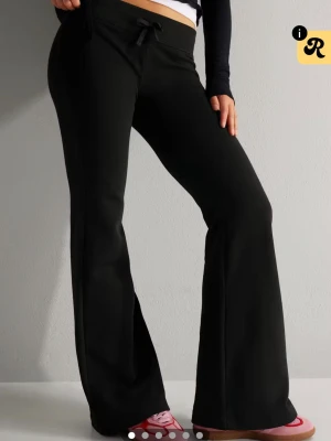 Svarta utsvängda mjukisbyxor - Svarta mjukisbyxor med utsvängda ben. De är low waist och är tillverkade i ett mjukt och stretchigt matrial. Perfekta för en avslappnad och trendig look. De är i storlek S och är från junkjard. Säljer pga förkorta är 172cm(jag gillar mina byxor för långa igentligen) 