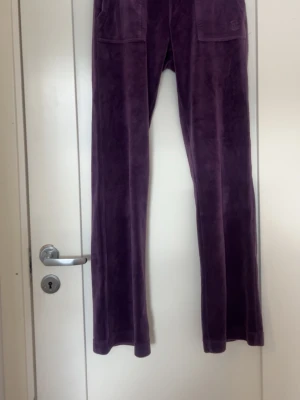 Juicy couture  - Juicy couture mjukis byxor i lilla, de är i storlek xs. De är jätte fina och är mid waist. 
