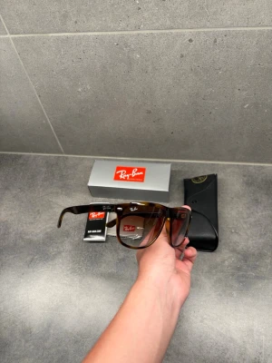 RayBan ”Boyfriend” solglasögon  - Använda kanske 2 gånger, rikigt fina! 
