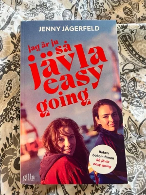 Jag är ju så jävla easy going - Romanen 'Jag är ju så jävla easy going' av Jenny Jägerfeld är en pocketbok med färgstarkt omslag i blått och rött. Boken handlar om tonårsliv och utanförskap och är förlagd av Gilla Böcker. Perfekt för dig som gillar samtida svensk ungdomslitteratur.