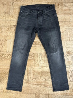 Nudie jeans grim tim - Säljer nu dessa eftertraktade och feta jeans från nudie i modellen grim Tim dark cove. Inge defekter och fint skick. St 30/30.