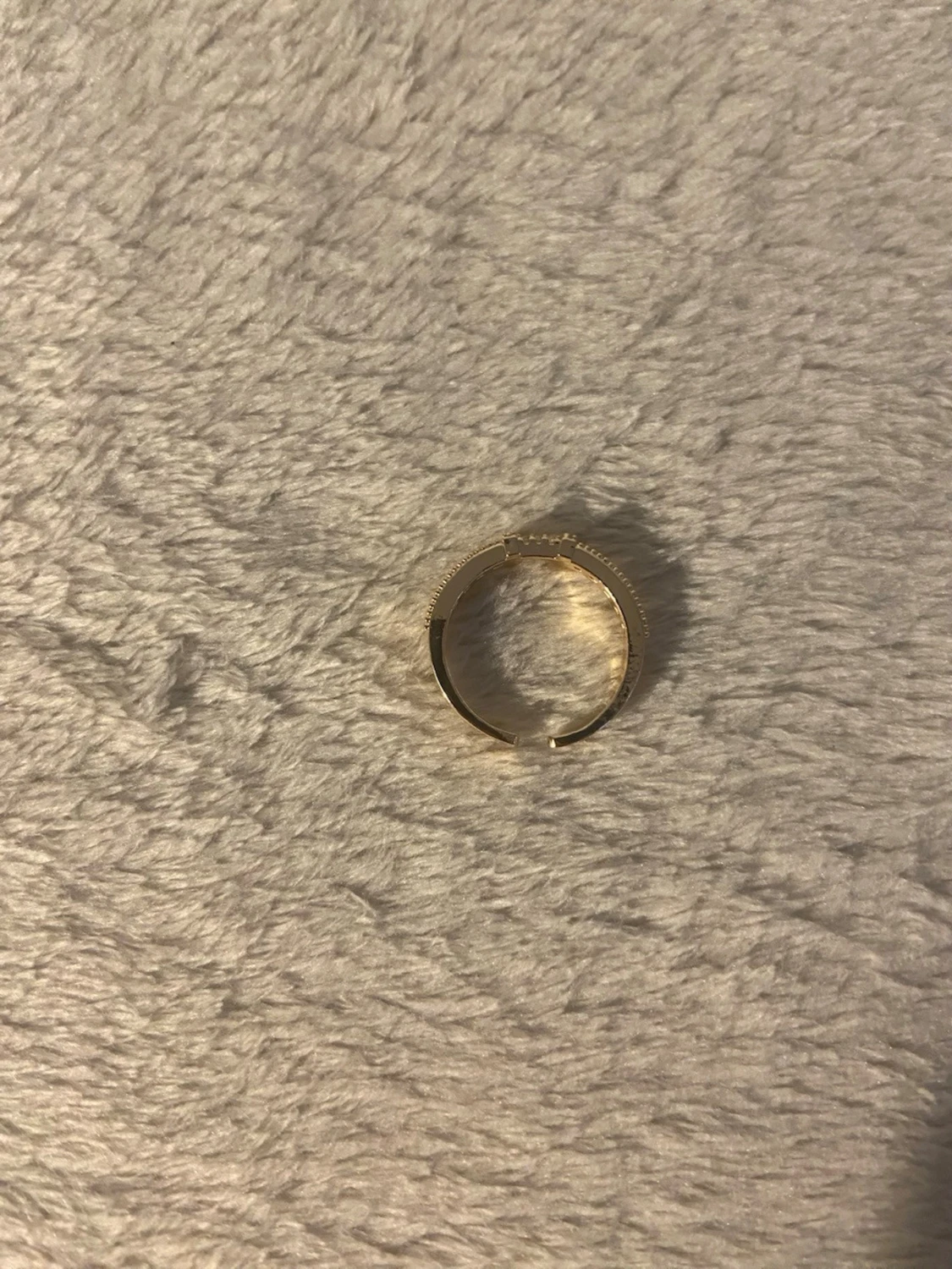 Guldfärgad ring med pärldetaljer - 1