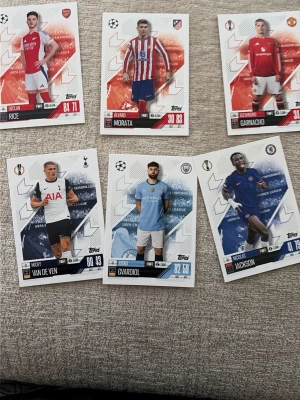 Fotbollssamlarkort Topps UEFA - Säljer sex stycken fotbollssamlarkort från Topps UEFA-serie med spelare från olika europeiska klubbar. Korten har färgstarka tryck, spelarbild, klubbmärke och statistik. Perfekt för dig som gillar att samla på fotbollskort eller vill byta med vänner.