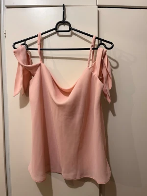 Rosa topp strl 38 Asos  - Ljusrosa linne från Asos i strl 38. Mycket fint skick. Något transparent tyg. 