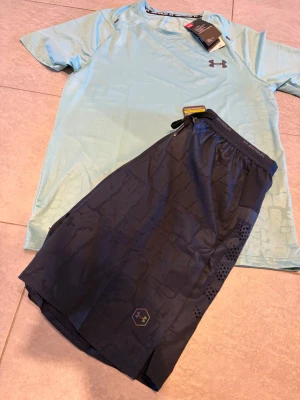 Blå underarmour set - Helt nya par blåa Underarmour  summer set som passar perfekt för den kommande sommarn.Dressen passar s där den sitter lite mindre!